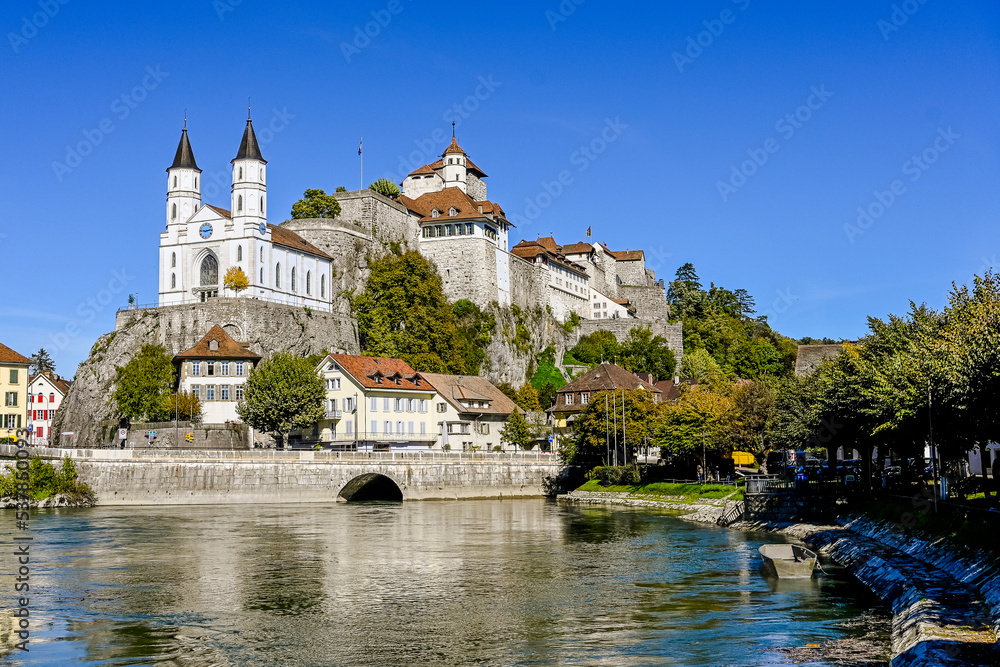 Aarburg, Kirche, Festung, Aare, Fluss, Altstadt, Altstadthäuser, Flussufer, Uferweg, Boote, Wassersport, Aargau, Herbst, Herbstsonne, Herbstfarben, Schweiz Aarburg, Kirche, Festung, Aare, Fluss, Altstadt, Altstadthäuser, Flussufer, Uferweg, Boote, Wassersport, Aargau, Herbst, Herbstsonne, Herbstfarben, Schweiz