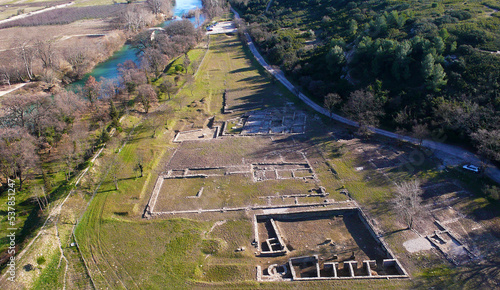 Photo aérienne Ambrussum Vidourle fouilles archéologique romaine oppidum gallo-romain vestige auberge Via Domitia