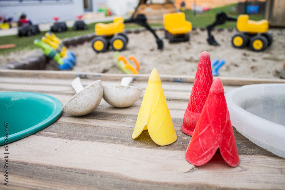 Spielzeug am Sandkasten im Garten Spielzeug am Sandkasten im Garten