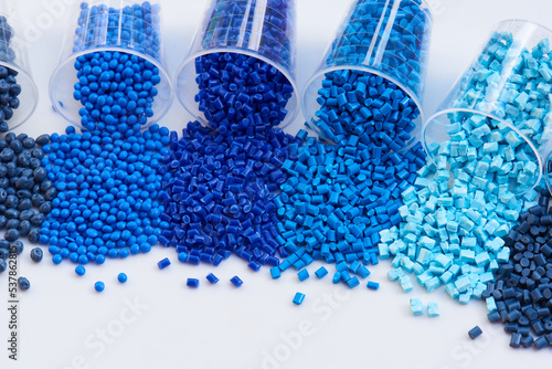 diverse blau eingefärbte Plastik Granulate im Labor photo