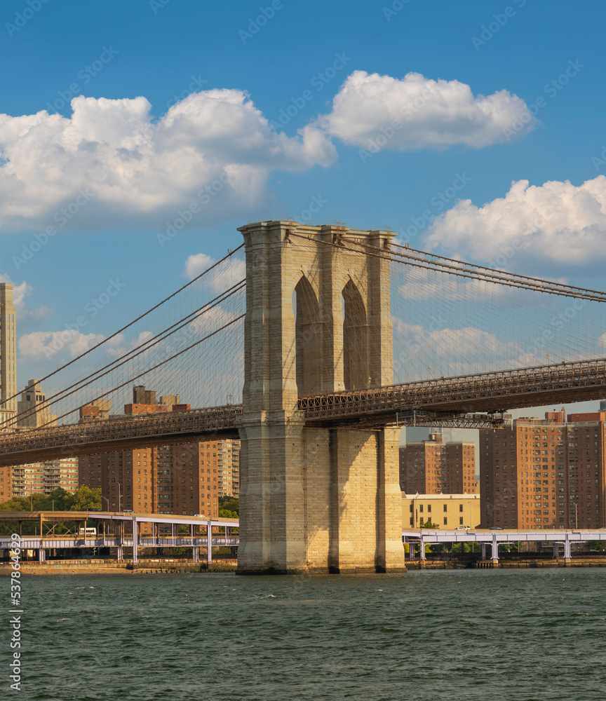 Obraz premium Brooklyn Bridge with a beautiful cloudy sky against the backdrop of Manhattan skyscrapers overlooking the East River
