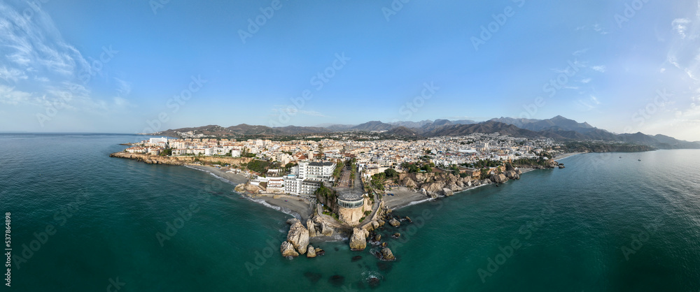 panorámica del municipio de Nerja en la zona costera del balcón de Europa, España