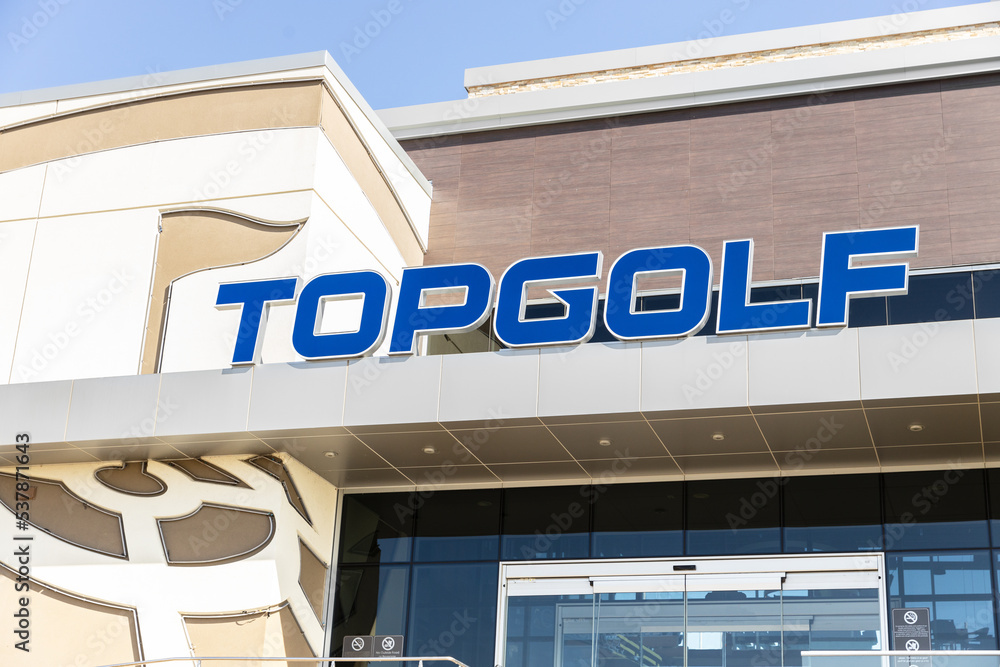 NAPERVILLE, IL, USA NOVEMBER 13, 2022 Topgolf features three floors