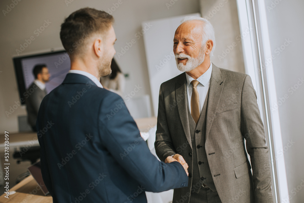 © BGStock72 - Senior business man handshaking with his young colleague © BGStock72 - Senior business man handshaking with his young colleague