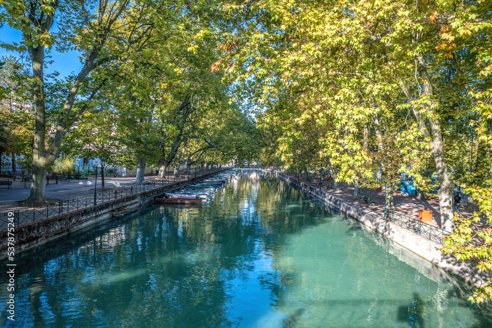 Couleurs d'automne, la plus belle des saisons sur le lac et le vieux Annecy, l'une des plus belles villes de montagne. Le bijou de la Savoie et l'une des emblèmes de la France