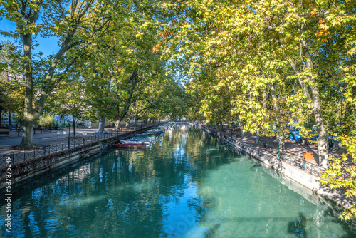 Couleurs d'automne, la plus belle des saisons sur le lac et le vieux Annecy, l'une des plus belles villes de montagne. Le bijou de la Savoie et l'une des emblèmes de la France