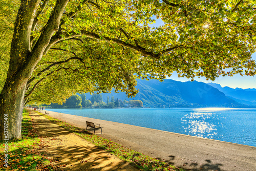 Couleurs d'automne, la plus belle des saisons sur le lac et le vieux Annecy, l'une des plus belles villes de montagne. Le bijou de la Savoie et l'une des emblèmes de la France photo