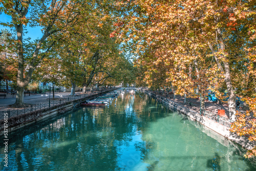 Couleurs d'automne, la plus belle des saisons sur le lac et le vieux Annecy, l'une des plus belles villes de montagne. Le bijou de la Savoie et l'une des emblèmes de la France