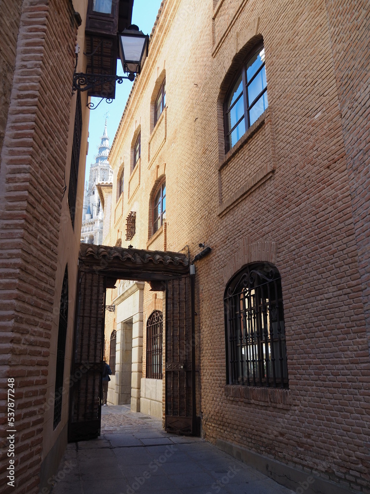 Toledo, ciudad amurallada de España con su influencia árabe.