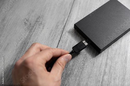 Fotografie man plugging in a hard drive