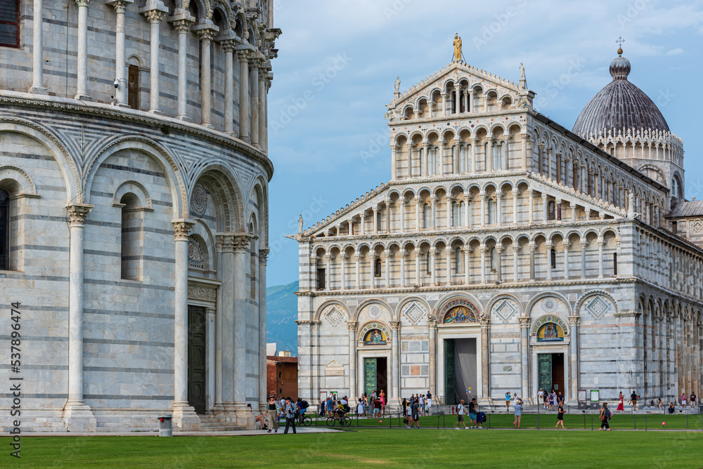 Tourists in front of Pisa´s cathedral in miracles square