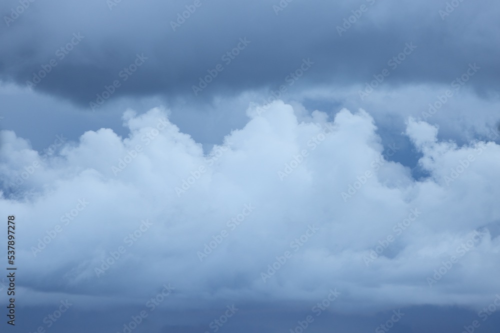 Obraz premium Dramatic blue sky with soft, layered cumulus clouds and natural light. Perfect for weather, atmosphere, or background themes.