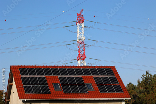 Duże słupy energetyczne zasilane z paneli fotowoltaicznych z solarów. 