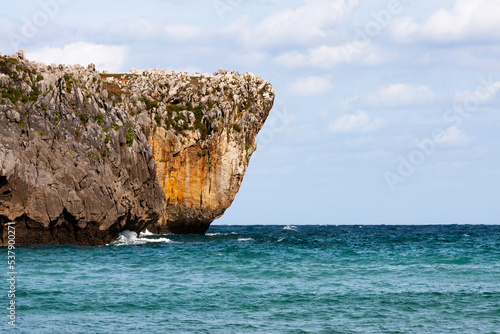 Precioso acantilado en la costa asturiana visto desde la playa.