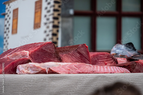Die Kunst des “Ronqueo” hier wird ein 100 Kilogramm schwerer Thunfisch zerlegt. Puerto de la Cruz, Teneriffa, eine öffentliche Veranstaltung am Hafen. 