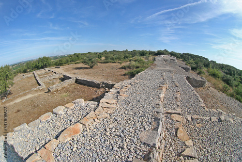 Oppidum Ambrussum, Mur d'enceinte oppidum gaulois, 4ème siècle av JC, vestiges quartiers hauts colline mur de défense fouilles archéologique  photo