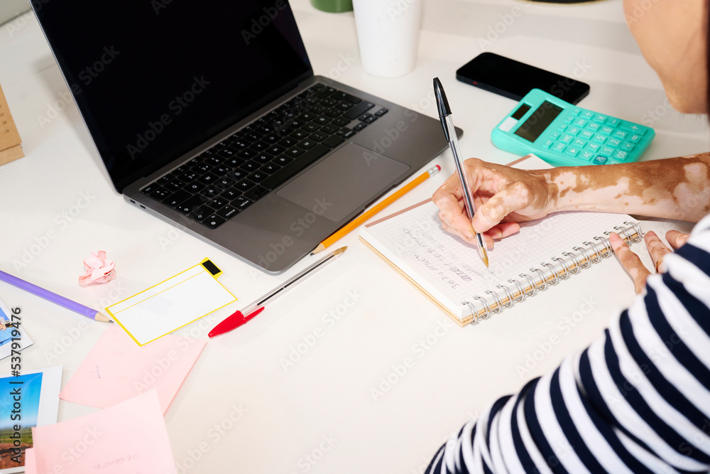 © Guille Faingold/Stocksy - Businesswoman writing © Guille Faingold/Stocksy - Businesswoman writing