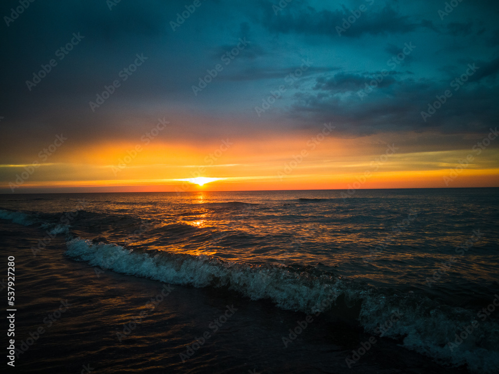 Piękny zachód słońca nad polskim morzem. 
