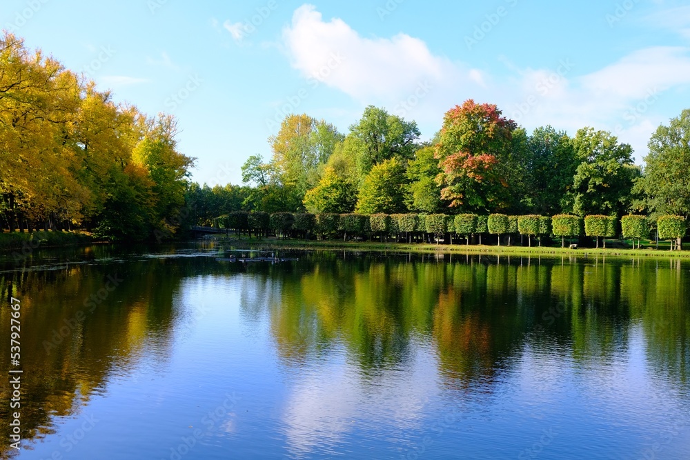 Herbst Landschaft mit intensiven Farben an einem See