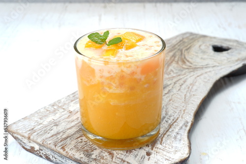 Quadro em tela sweet and creamy sago mango dessert,asian mango dessert, also known as Mango Lo