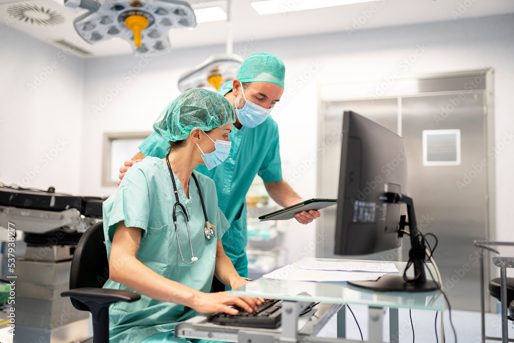 Doctor and nurse working in hospital Doctor and nurse working in hospital