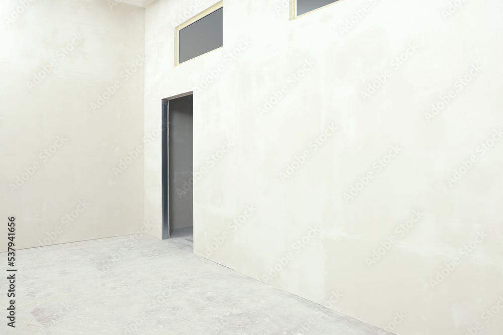 Empty room with white walls and windows