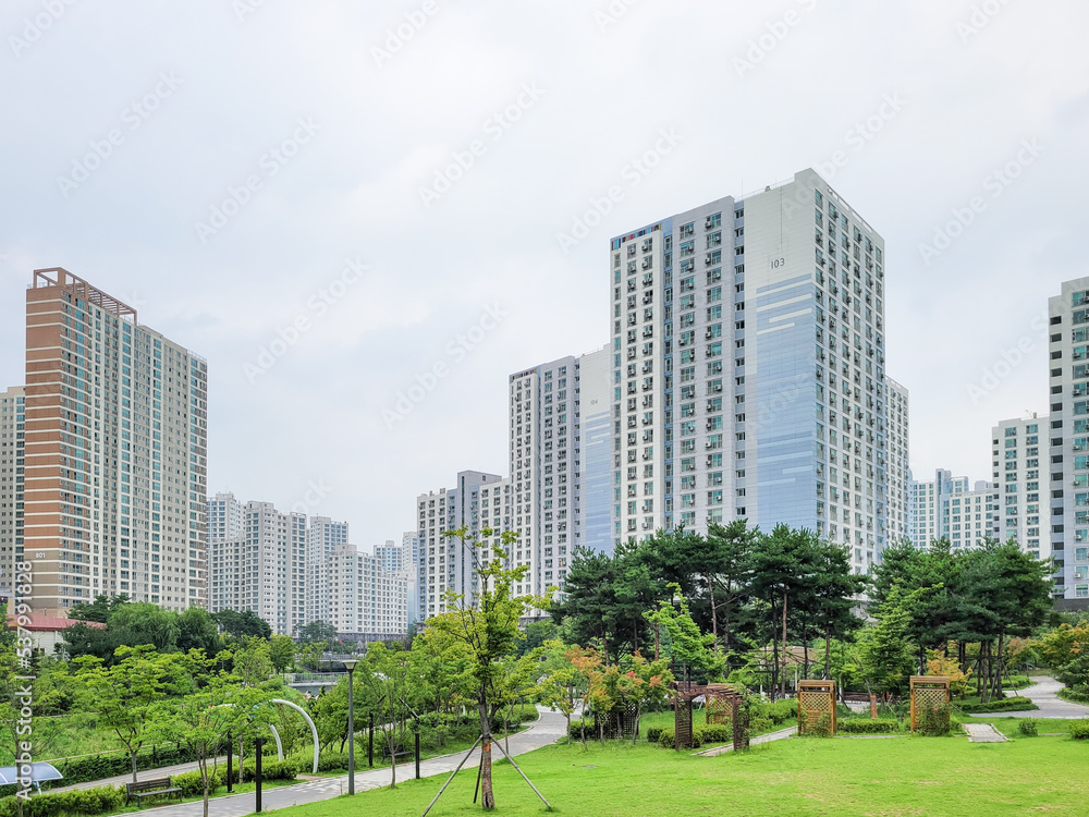 Obraz premium 신도시 아파트 단지내 공원(도시공원)