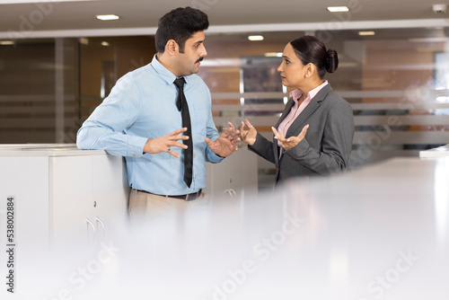 Canvas Print Young couple discussing about business in the modern office