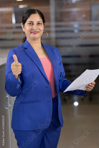 Canvas Print Indian freelance business woman doing paperwork at office.