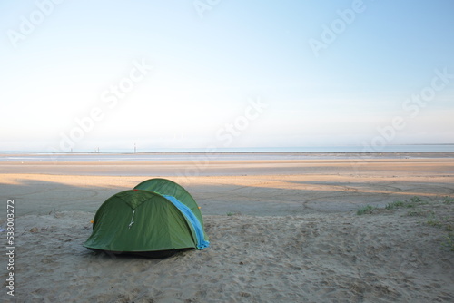 Tente plantée sur une plage déserte en Normandie