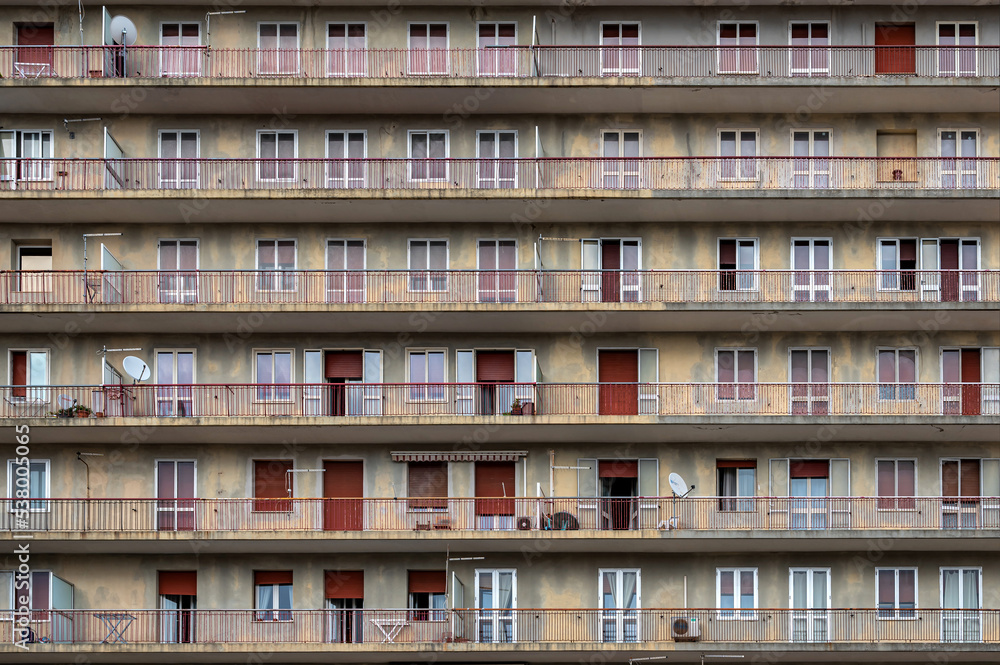 Maroder Wohnblock als Symbol für Mangel an bezahlbarem Wohnraum