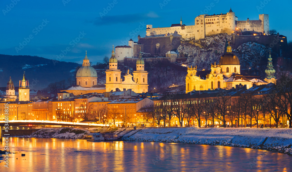 Stadt Salzburg mit Altstadt und Schloss in der Dämmerung zu Weihnachten mit Beleuchtung