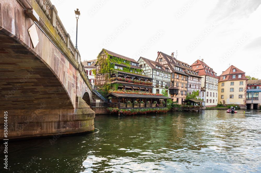 Alte Stadthäuser entlang des Flusses Ill am Rande der Straßburger Innenstadt, Frankreich