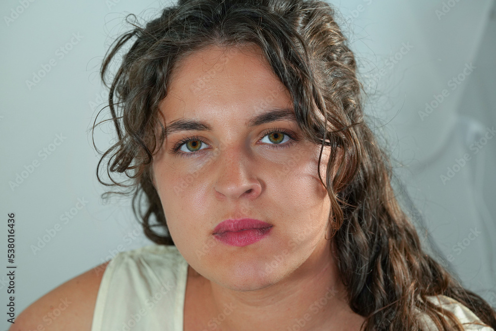 Naklejka premium Sie blickt neugierig und eher ernst in die Kamera für ihr Portrait