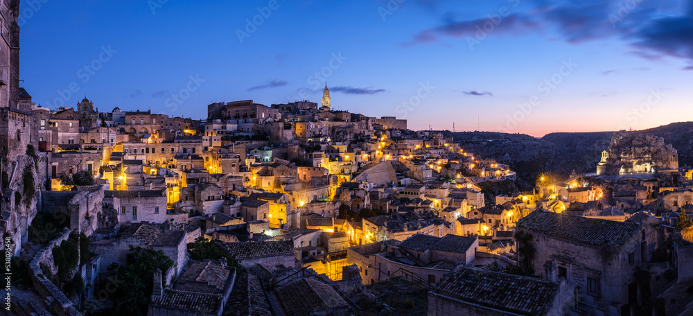 Obraz premium Panoramica notturna di Matera 