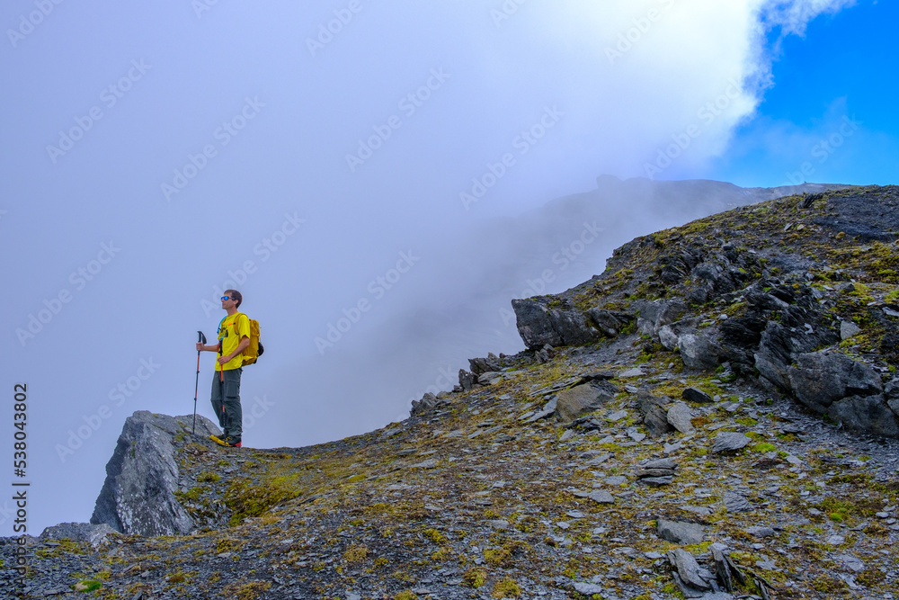 Alpinista sulla cresta del Pizzo del Corvo, Alta Valle di Blenio, Canton Ticino, Svizzera