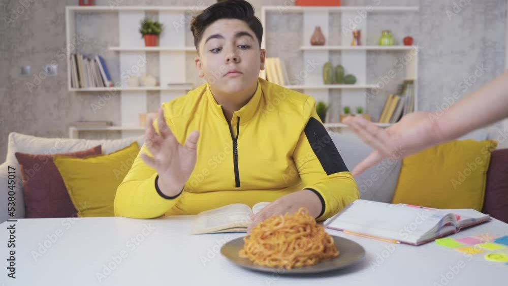 The overweight child wants to lose weight.
The obese child does not want to eat the pasta that comes in front of him.
The overweight child wants to lose weight.
The obese child does not want to eat the pasta that comes in front of him.