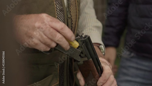 Clay pigeon shooting, recharging the gun