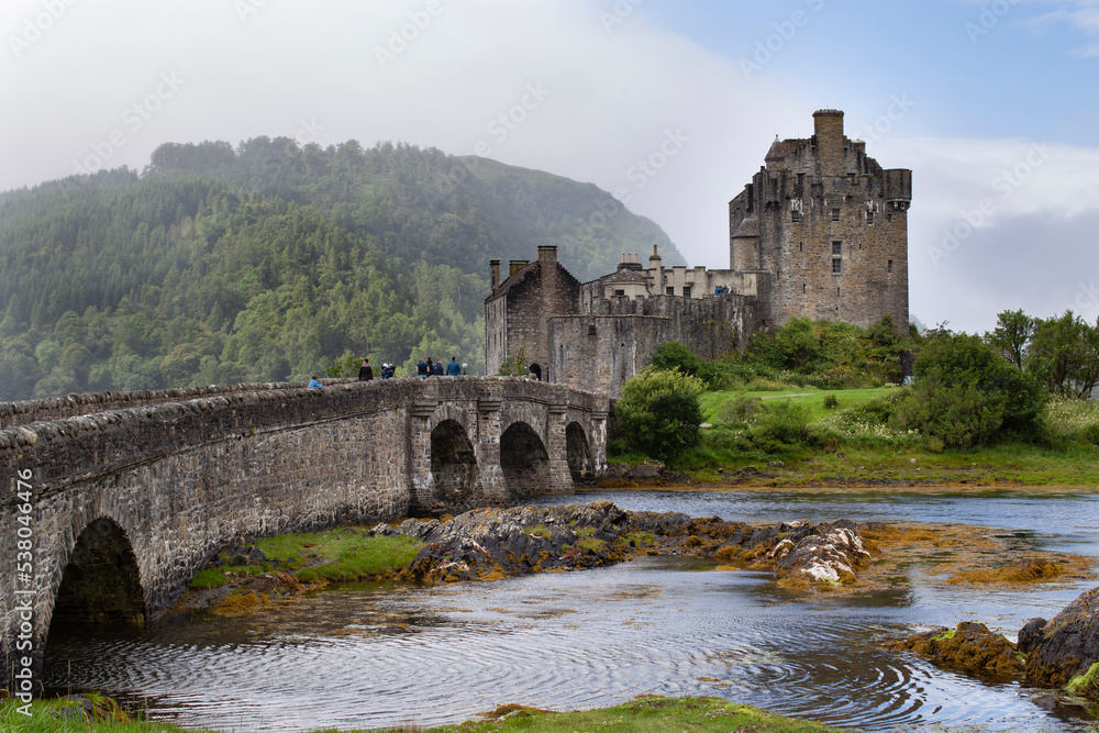 Obraz premium Eilean Donan Castle on Loch Duich in the Scottish Highlands on a foggy day