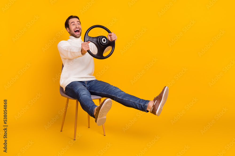 Φωτογραφία Photo of funny guy hold steering wheel sit chair car incident concept wear white