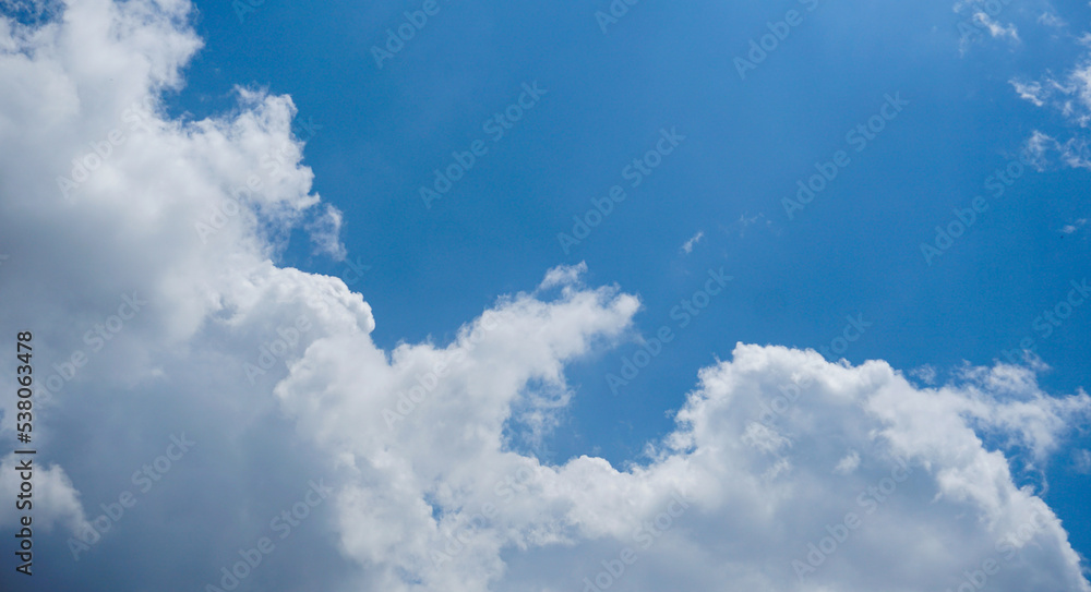 Obraz premium White clouds in the blue sky