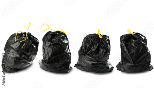 Quattro borse nere di spazzatura disposte in fila 