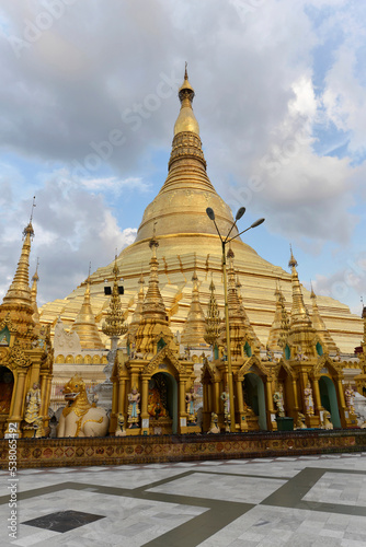 Im Abendlicht, Shwedagon Pagode, Yangon, Myanmar, Asien