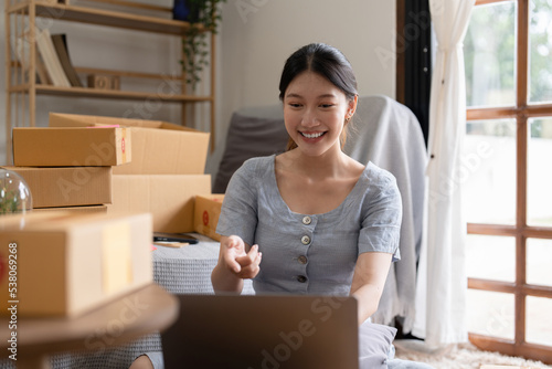 Asian small business owner working at home office. Business retail market and online sell marketing delivery, SME e-commerce concept © itchaznong