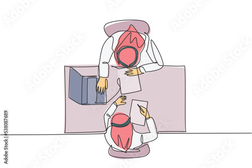 One single line drawing of young happy muslim businessman discussing contract deal with colleague, from top view. Saudi Arabia cloth headscarf, thobe. Continuous line draw design vector illustration