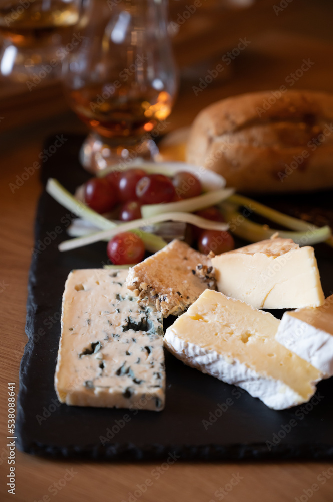 Pairing of scotch whisky and farmers scottish cheeses cheddar, stilton, blue cheese, brie, tasting of whiskey and cheese in Edinburgh, UK