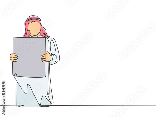Single continuous line drawing of young muslim businessman showing white paper board to audience. Arab middle east cloth shmagh, kandura, thawb, robe. One line draw design vector graphic illustration