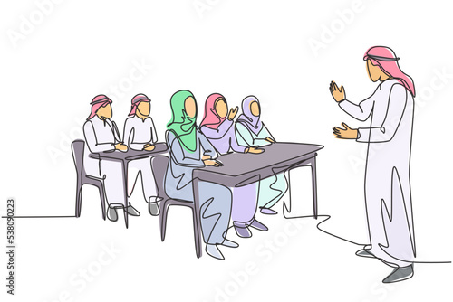 Single continuous line drawing of young muslim business founder do presentation during team meeting. Arab middle east cloth shmagh, kandura, thawb, robe. One line draw design vector illustration