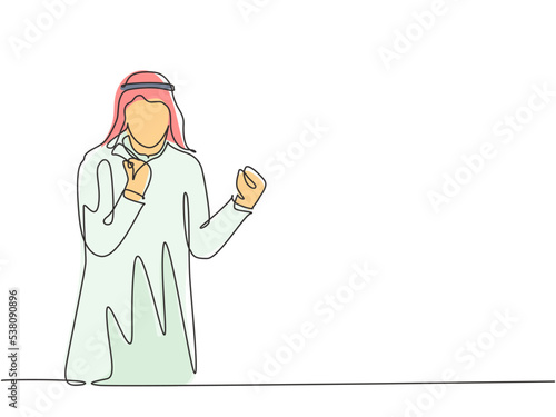 One single line drawing of young happy muslim business man raise hand and celebrate. Saudi Arabian businessmen with shmag, kandora, headscarf, ghutra. Continuous line draw design vector illustration