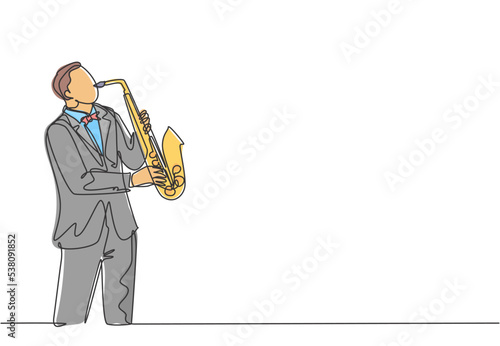 Single continuous line drawing of young happy male saxophonist with hat performing to play saxophone on music concert. Musician artist performance concept one line draw design vector illustration